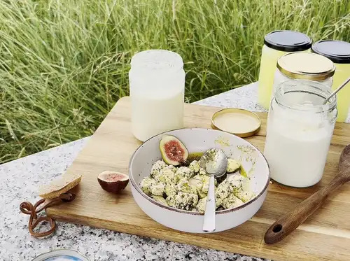 Frischkäsewürfel in Kräuter-Öl