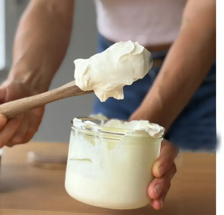 Schüssel mit cremigem selbstgemachten griechischen Joghurt